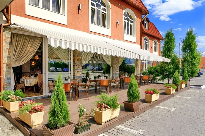 Imagen de los exteriores del Hotel Mercure Sibiu Airport. Foto 7
