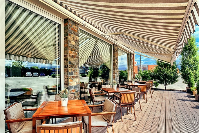 Imagen de los exteriores del Hotel Mercure Sibiu Airport. Foto 8