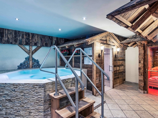 Imagen de la piscina del Hotel Mercure Sighisoara Binderbubi - and Spa. Foto 19