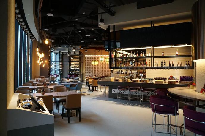 Imagen del bar/restaurante del Hotel Mercure Singapore On Stevens. Foto 3