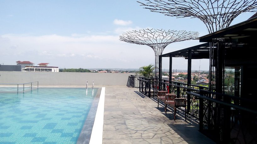 Imagen de la piscina del Hotel Mercure Solo. Foto 20