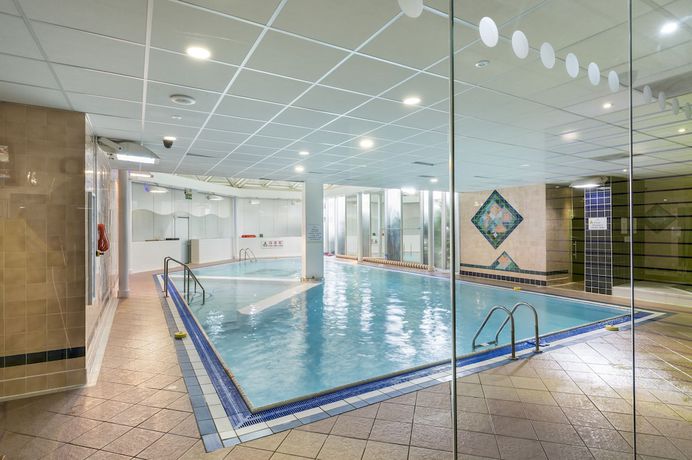 Imagen de la piscina del Hotel Mercure St Helens. Foto 20