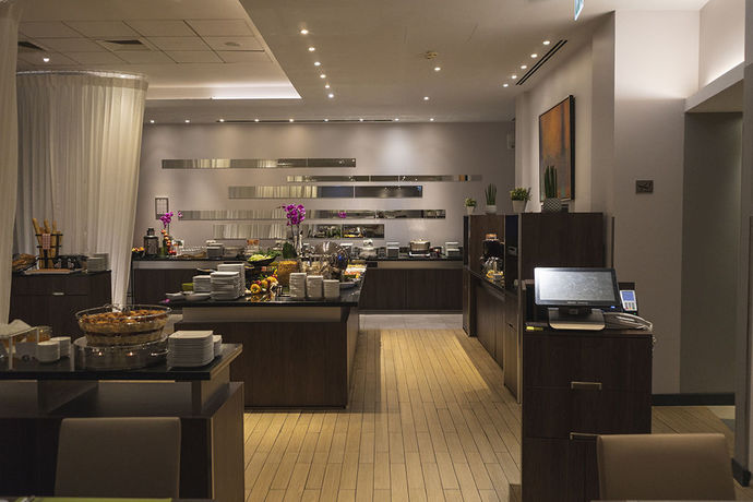 Imagen del bar/restaurante del Hotel Mercure Warszawa Grand. Foto 2