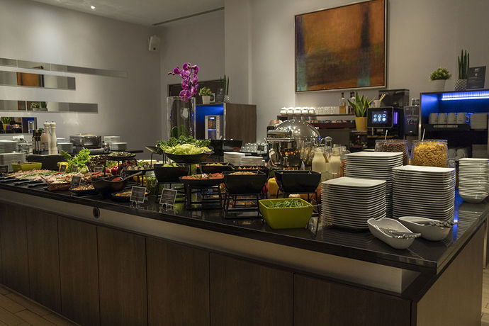 Imagen del bar/restaurante del Hotel Mercure Warszawa Grand. Foto 5