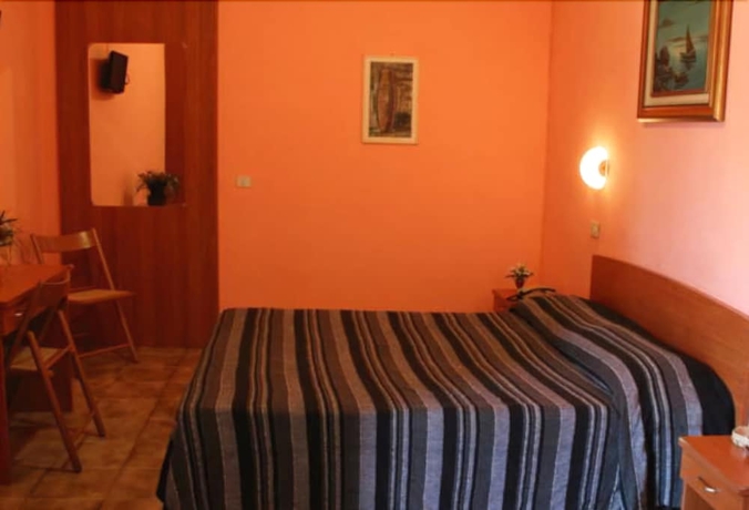 Imagen de la habitación del Hotel Mercurio. Foto 7