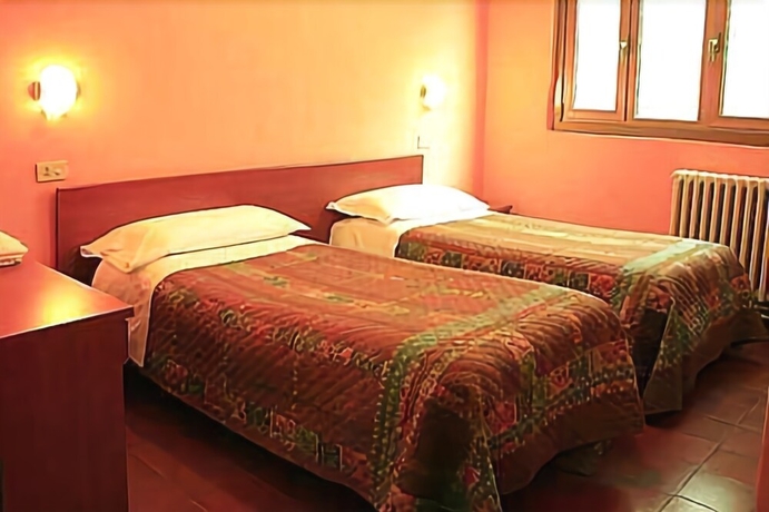 Imagen de la habitación del Hotel Mercurio. Foto 10