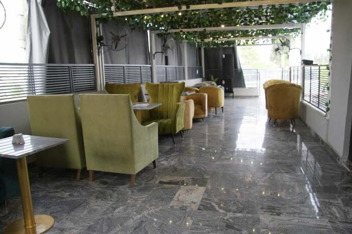 Imagen del bar/restaurante del Hotel Meridian Lodge And Resort. Foto 12