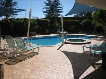 Imagen de la piscina del Hotel Meridian Tower. Foto 8