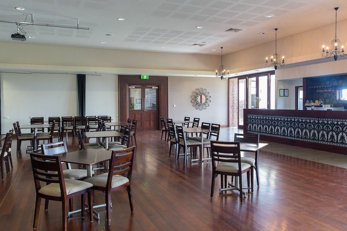 Imagen del bar/restaurante del Hotel Merinda Village. Foto 3