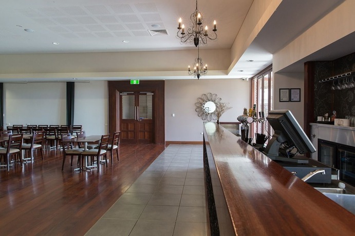 Imagen del bar/restaurante del Hotel Merinda Village. Foto 6