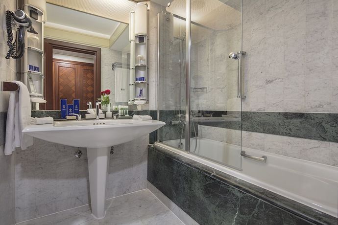 Imagen de la habitación del Hotel Merit Crystal Cove. Foto 11