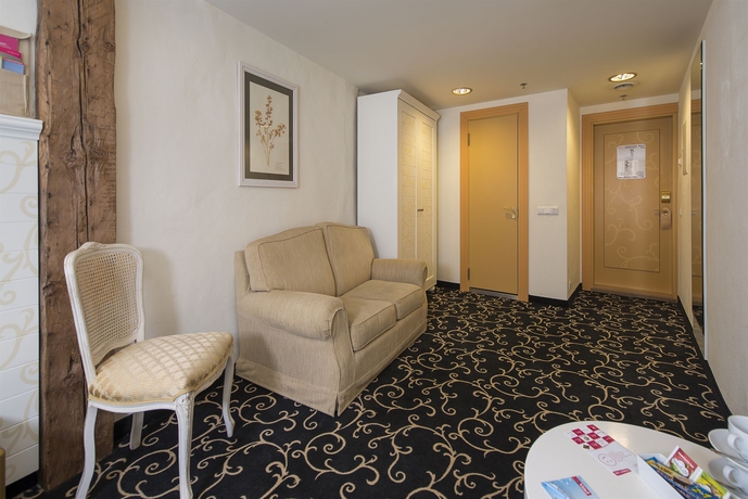 Imagen de los interiores del Hotel Meriton Old Town Garden. Foto 15