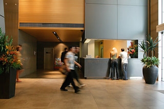 Imagen de los interiores del Hotel Meriton Serviced Apartments World Tower. Foto 5