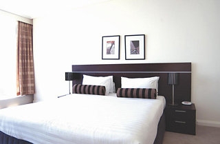 Imagen de la habitación del Hotel Meriton Serviced Apartments World Tower. Foto 2