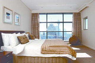 Imagen de la habitación del Hotel Meriton Serviced Apartments World Tower. Foto 3