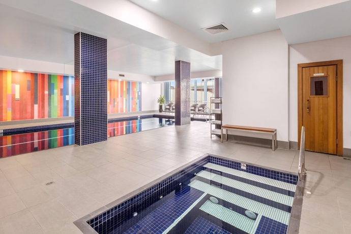 Imagen de la piscina del Hotel Meriton Suites Campbell Street, Sydney. Foto 19
