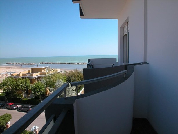 Imagen de los exteriores del Hotel Merkury. Foto 13