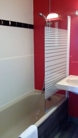 Imagen de la habitación del Hotel Merle Blanc. Foto 17