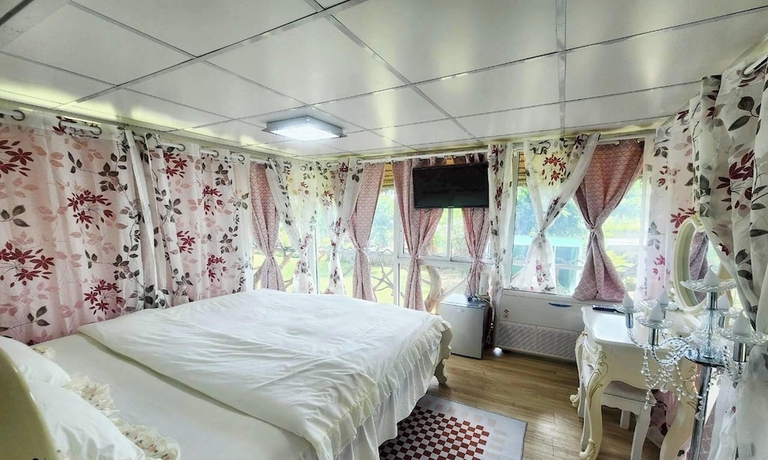 Imagen de la habitación del Hotel Merlin Hut and Farm. Foto 4