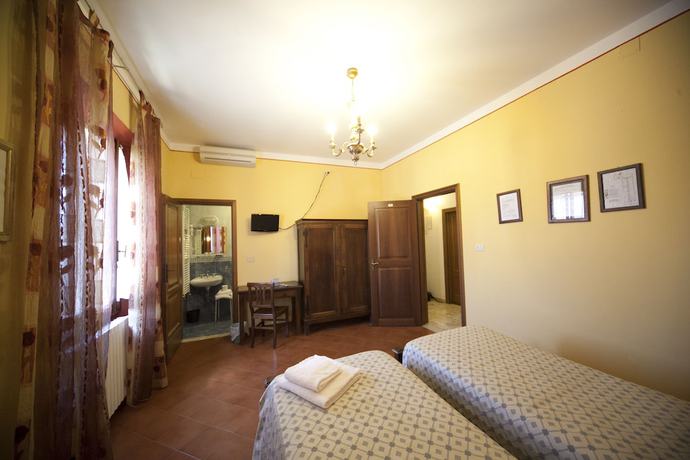 Imagen de la habitación del Hotel Merlini. Foto 4