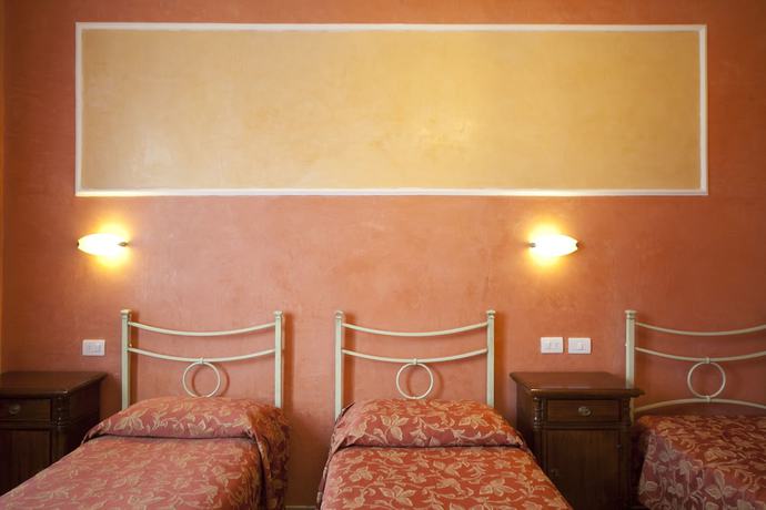 Imagen de la habitación del Hotel Merlini. Foto 11