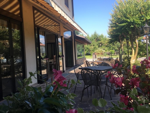 Imagen de los exteriores del Hotel Merloni. Foto 10