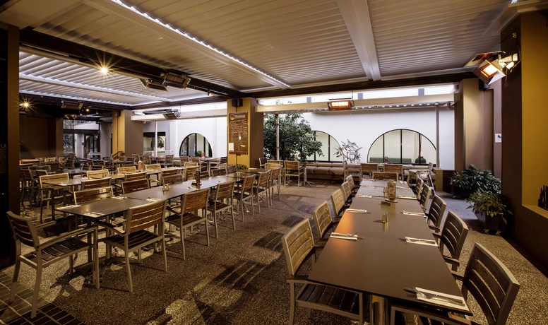 Imagen del bar/restaurante del Hotel Mermaid Waters By Nightcap Plus. Foto 6