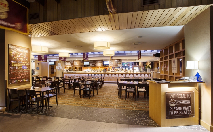 Imagen del bar/restaurante del Hotel Mermaid Waters By Nightcap Plus. Foto 8