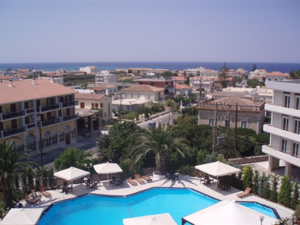 Imagen de la piscina del Hotel Merope. Foto 7