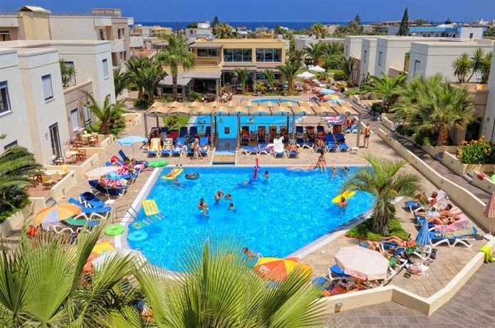 Imagen de la piscina del Hotel Meropi and Apartments. Foto 14