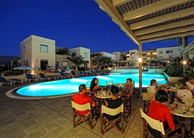 Imagen de la piscina del Hotel Meropi and Apartments. Foto 15