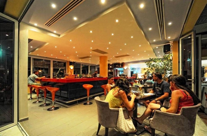 Imagen del bar/restaurante del Hotel Meropi and Apartments. Foto 3