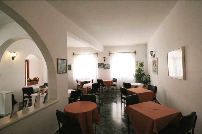 Imagen del bar/restaurante del Hotel Meros, Santikos Collection. Foto 2