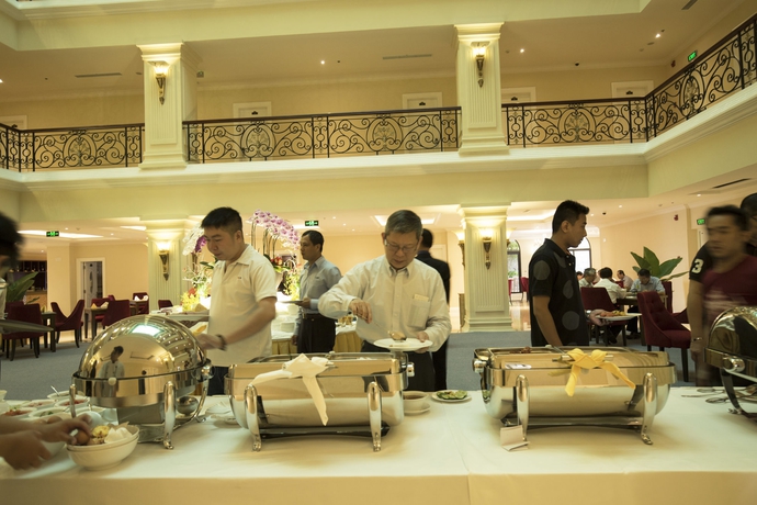 Imagen del bar/restaurante del Hotel Merperle Crystal Palace. Foto 2