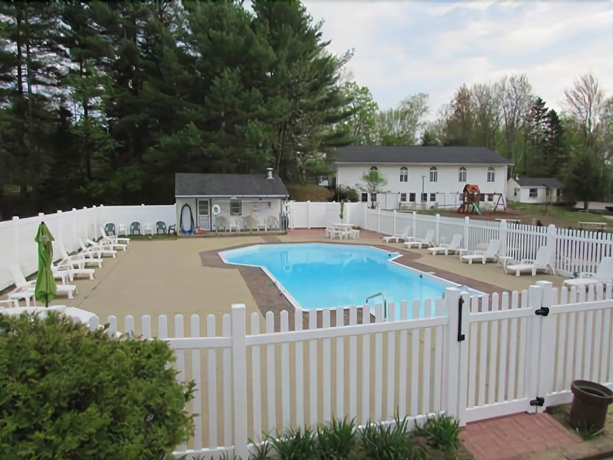 Imagen de la piscina del Hotel Merrill Farm Inn. Foto 18