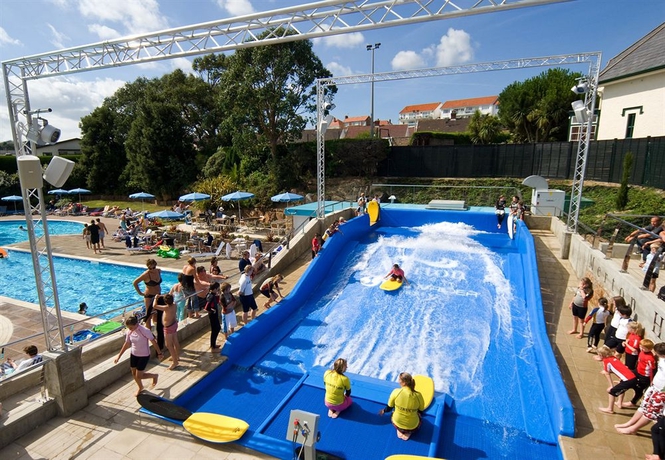 Imagen de la piscina del Hotel Merton. Foto 11