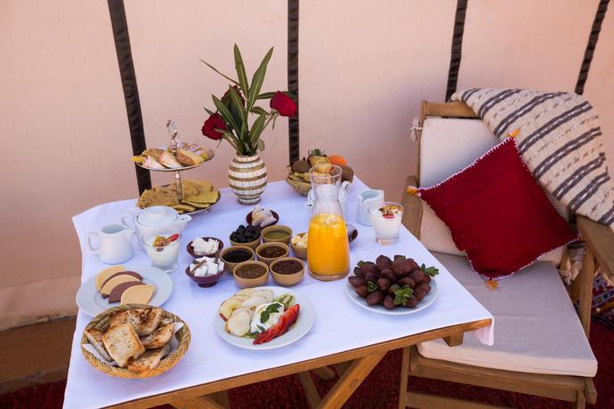 Imagen del bar/restaurante del Hotel Merzouga Luxury Desert Lodge. Foto 5