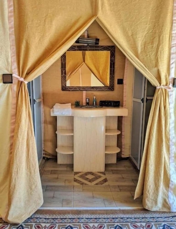Imagen de la habitación del Hotel Merzouga VIP Luxury Camp. Foto 9