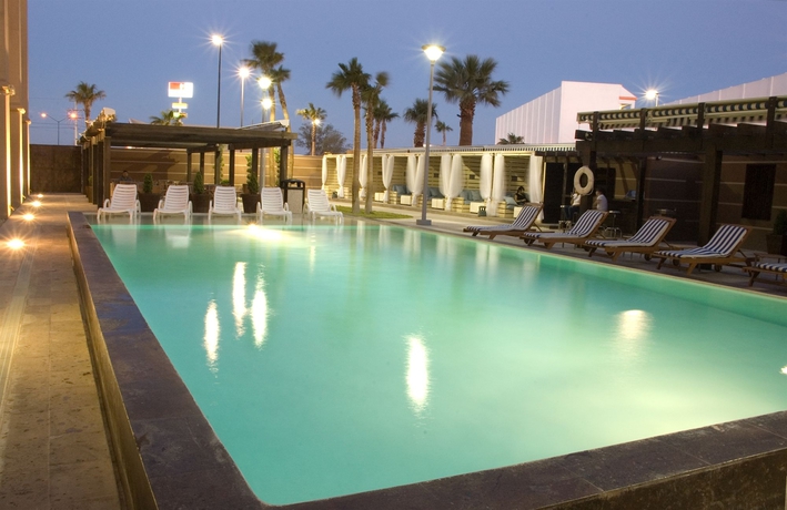Imagen de la piscina del Hotel Mesaluna Near American Consulate. Foto 14