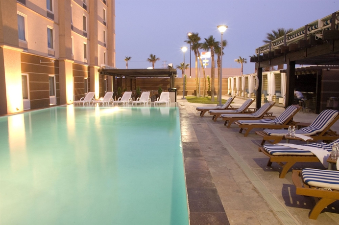 Imagen de la piscina del Hotel Mesaluna Near American Consulate. Foto 15