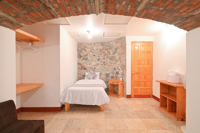 Imagen de la habitación del Hotel Mes&oacute;n Cu&eacute;vano. Foto 9