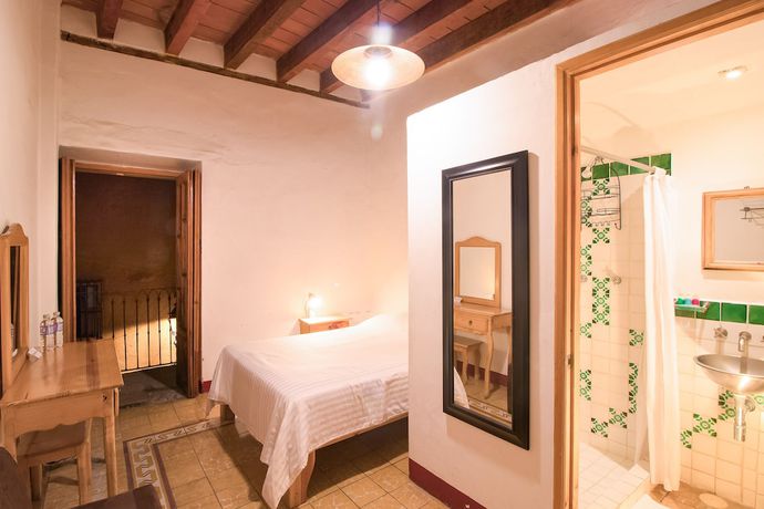 Imagen de la habitación del Hotel Mes&oacute;n Cu&eacute;vano. Foto 13