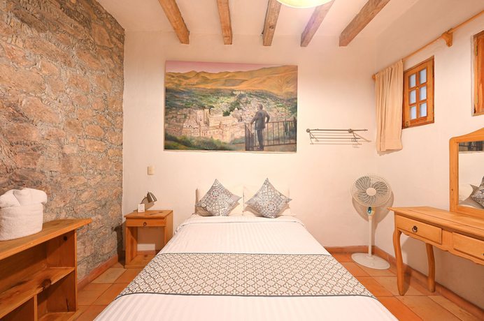 Imagen de la habitación del Hotel Mes&oacute;n Cu&eacute;vano. Foto 18