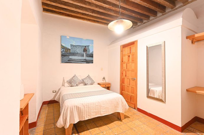 Imagen de la habitación del Hotel Mes&oacute;n Cu&eacute;vano. Foto 19