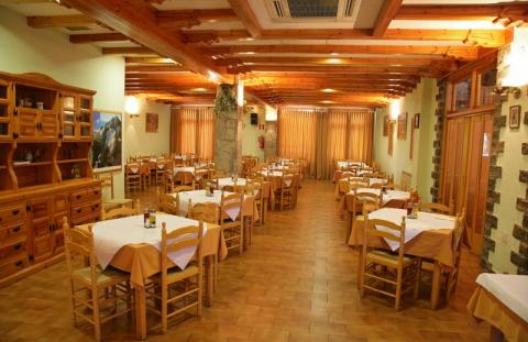 Imagen del bar/restaurante del Hotel Mesón De L'ainsa. Foto 2
