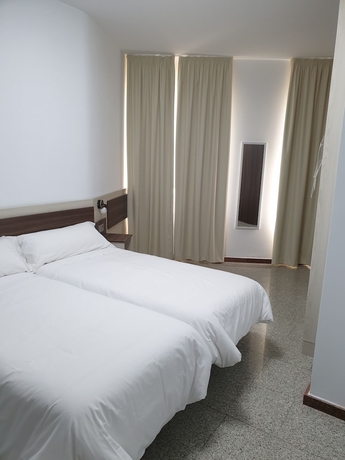 Imagen de la habitación del Hotel Mes&oacute;n-Hostal La Caba&ntilde;a. Foto 2