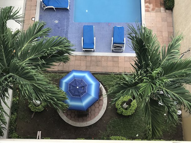 Imagen de la piscina del Hotel Meson De La Rivera. Foto 17