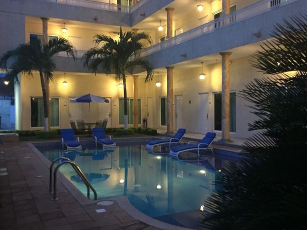 Imagen de la piscina del Hotel Meson De La Rivera. Foto 20