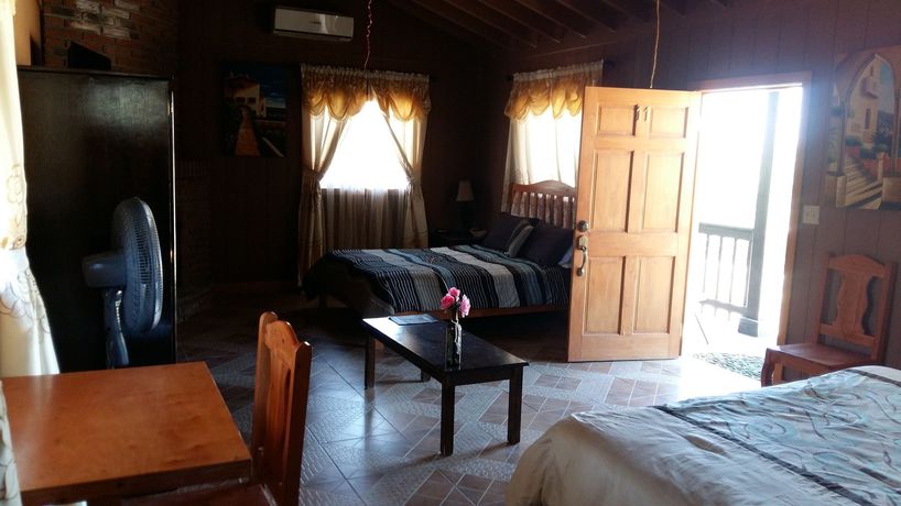 Imagen de los exteriores del Hotel Meson Del Vino. Foto 13