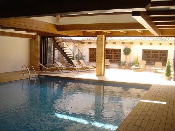 Imagen de la piscina del Hotel Meson Don Quijote. Foto 19